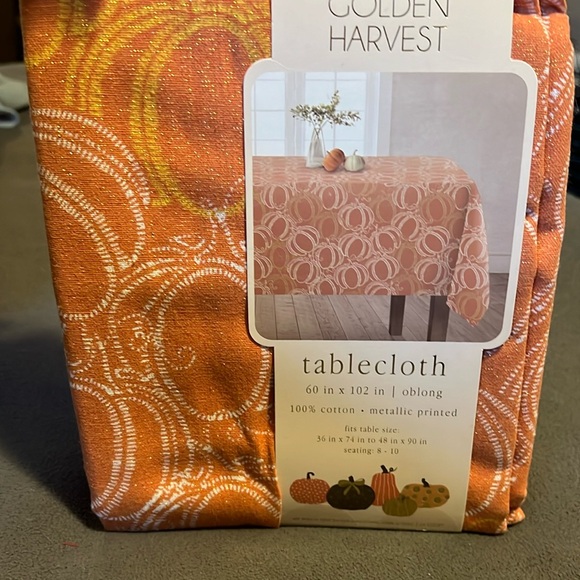 Orange Pumpkin w/ Gold Sparkle Thread Tablecloth - NWT - Picture 2 of 4
